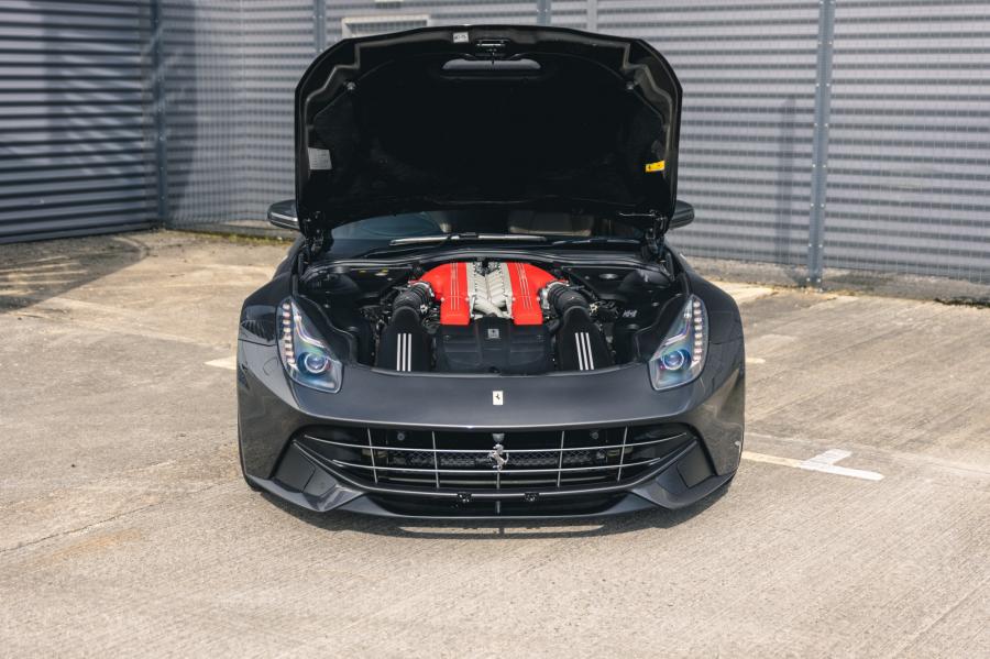 Моторный отсек Ferrari F12berlinetta 2014 года  (UK) (фото 82 из 276)